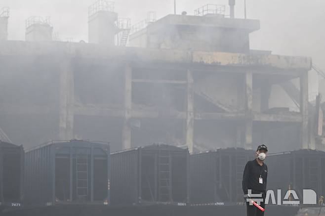 [광주=뉴시스] 이영주 기자 = 금호타이어 광주공장 화재 사흘째인 19일 오전 광주 광산구 금호타이어 2공장에서 경비원이 망연자실한 표정을 짓고 있다. 2025.05.19.  leeyj2578@newsis.com