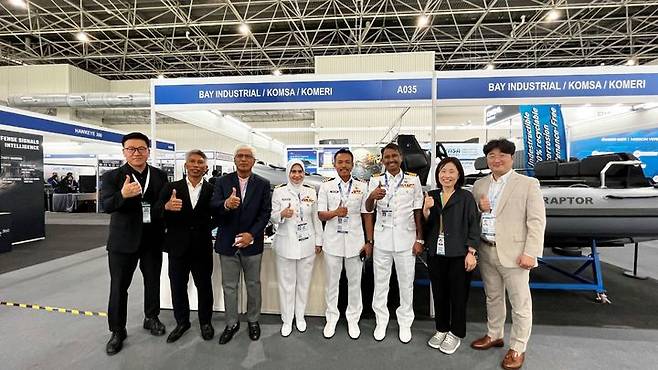 [서울=뉴시스] 한국해양교통안전공단(KOMSA, 이사장 김준석)은 지난 20일부터 나흘간 말레이시아 랑카위에서 열린 ‘제17회 국제 해양·항공 전시회(LIMA ‘25)'에 참석해 국내 선박 전문 제조 기업 ‘배이산업㈜’의 전시 선박 1척을 포함한 고밀도 폴리에틸렌(HDPE) 선박 총 4척에 대한 수출 계약 체결을 지원했다고 25일 밝혔다. 사진은 말레이시아 해군관계자들과 기념촬영 모습. 2025.05.25. (사진=한국해양교통안전공단 제공) photo@newsis.com *재판매 및 DB 금지