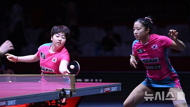 [서울=뉴시스] 사진공동취재단 = 신유빈, 유한나가 24일(현지시간) 카타르 도하 루사일 아레나에서 열린 2025 국제탁구연맹(ITTF) 세계선수권대회 여자복식 4강 소피아 폴차노바(오스트리아) - 베르나데트 소츠(루마니와)과 경기를 펼치고 있다.  2025.05.25  photo@newsis.com