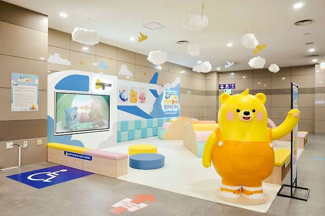 [서울=뉴시스] LG유플러스는 키즈 전용 플랫폼 아이들나라가 한국공항공사와 손잡고 김해국제공항에 유아동 전용 놀이터 ‘상상하는 하늘’을 구축했다고 20일 밝혔다. (사진=LGU+) *재판매 및 DB 금지