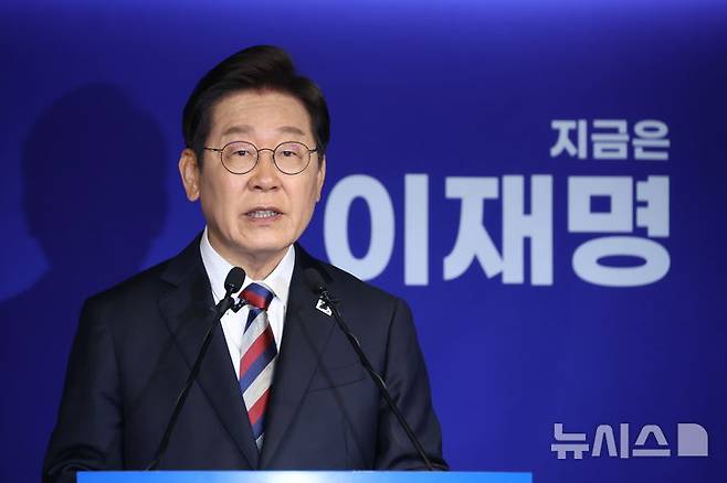 [서울=뉴시스] 고승민 기자 = 이재명 더불어민주당 대선 후보가 25일 서울 여의도 당사에서 기자간담회를 하고 있다. 2025.05.25. kkssmm99@newsis.com