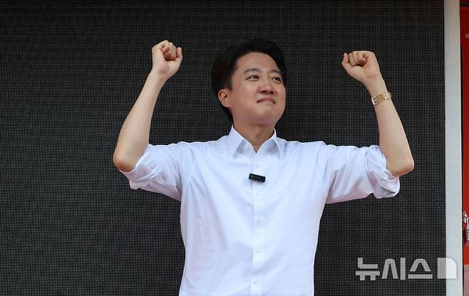 [서울=뉴시스] 김선웅 기자 = 이준석 개혁신당 대통령선거 후보가 25일 서울 종로구 종묘 인근 서순라길에서 유세 도중 시민들에게 인사하고 있다.(공동취재) 2025.05.25. mangusta@newsis.com