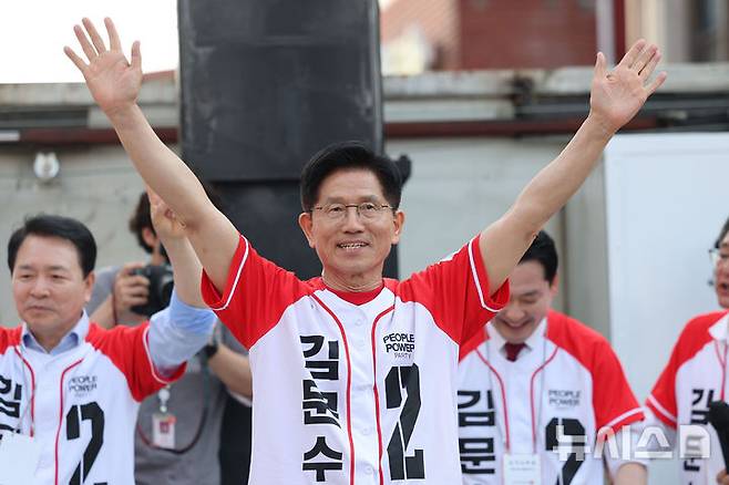[서산=뉴시스] 권창회 기자 = 김문수 국민의힘 대선 후보가 25일 오전 충남 서산시 중앙통 로데오거리에서 열린 집중유세에서 지지자들에게 인사하고 있다. 2025.05.25. kch0523@newsis.com