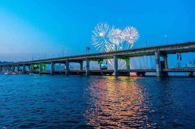 [서울=뉴시스] 대세 그룹 '세븐틴'이 25일 오후 서울 서초구 잠수교에서 데뷔 10주년 기념 '비-데이 파티: 버스트 스테이지 @잠수교(B-DAY PARTY : BURST Stage @잠수교)'를 펼치고 있다. 잠수교에서 공연한 K팝 가수는 세븐틴이 처음이다. 2025.05.25. photo@newsis.com *재판매 및 DB 금지
