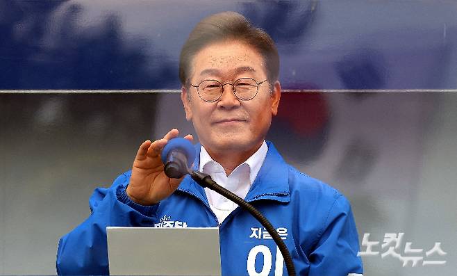이재명 더불어민주당 대선 후보가 22일 오후 경남 양산시 양산워터파크공원에서 열린 집중유세에 참석해 지지를 호소하고 있다. 양산=류영주 기자