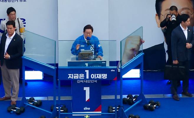 더불어민주당 이재명 대선 후보가 25일 충남 천안시 동남구 신부문화거리에서 열린 유세에서 시민들에게 지지를 호소하고 있다. 연합뉴스