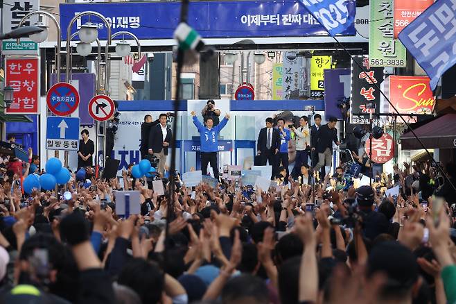더불어민주당 이재명 대선 후보가 25일 충남 천안시 동남구 신부문화거리에서 열린 유세에서 시민들에게 인사하고 있다. 연합뉴스