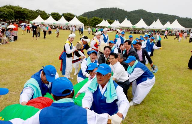 경북 울진 평해단오제의 월송큰줄당기기. 울진군청