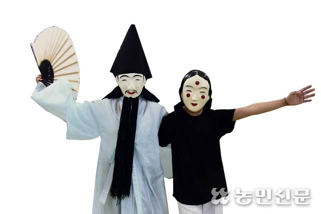 관노가면극의 양반광대(왼쪽)와 소매각시 모습.