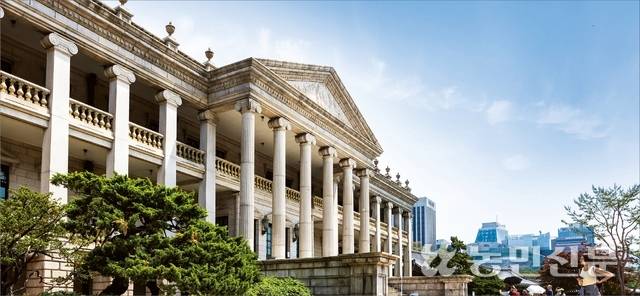 1910년에 신고전주의 양식으로 지어진 덕수궁 석조전. 하얀 기둥 위 삼각형 박공에 대한제국 황실을 상징하는 이화문이 새겨져 있다.