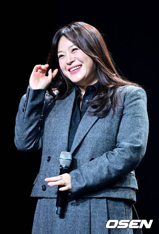 [OSEN=최규한 기자] 가수 이영현이 19일 오후 서울 청담동 일지아트홀에서 정규 3집 'PRIVATE’(프라이빗) 발매 간담회를 가졌다.이영현의 세 번째 정규 앨범 'PRIVATE'는 살아오면서 이영현이 느낀 다양한 순간들을 자신만의 방식으로 표현한 앨범으로 10개 트랙의 작사, 작곡에 참여했다. 이영현의 민낯을 보는 듯한 사적인 이야기로 구성된 만큼 이영현 본연의 매력으로 리스너들을 공감시키고 빠져들게 한다.이영현이 인사말을 전하며 미소짓고 있다. 2024.12.19 / dreamer@osen.co.kr