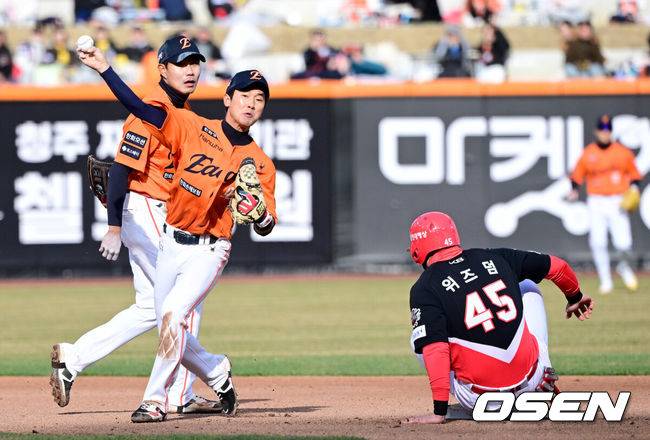 [OSEN=대전, 최규한 기자] 8회초 무사 1루 상황 KIA 이우성의 병살타 때 한화 2루수 황영묵이 주자 위즈덤을 포스아웃 시킨 뒤 1루로 송구하고 있다. 2025.03.29 / dreamer@osen.co.kr
