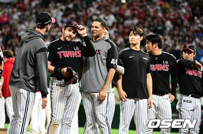 [OSEN=인천, 지형준 기자] 프로야구&nbsp;SSG 랜더스가&nbsp;LG 트윈스에 짜릿한 끝내기 승리를 거뒀다.SSG는 24일 인천 SSG랜더스필드에서 열린 2025 KBO리그 LG와 경기에서 9회 한유섬의 끝내기 안타로 5-4 승리했다.LG 오스틴, 치리노스 등이 패배를 아쉬워하고 있다. 025.05.24 /jpnews@osen.co.kr