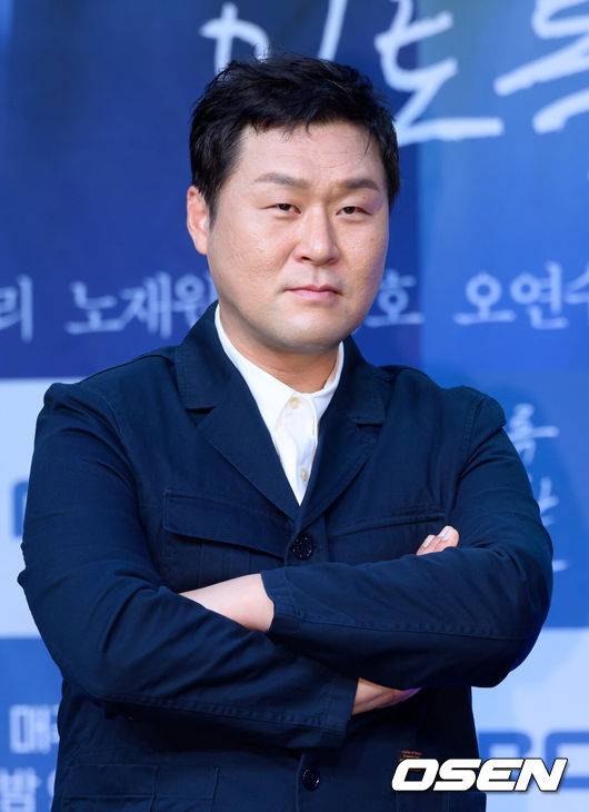 [OSEN=이대선 기자] 10일 오후 서울 26일 상암 MBC에서 MBC 새 금토드라마 '이토록 친밀한 배신자' 제작발표회가 열렸다.'이토록 친밀한 배신자'는 국내 최고의 프로파일러가 수사 중인 살인사건에 얽힌 딸의 비밀과 마주하고, 처절하게 무너져가며 심연 속의 진실을 쫓는 '부녀 스릴러' 드라마로 10월 11일 밤 9시 40분에 첫 방송된다.배우 윤경호가 포토타임을 가지고 있다. 2024.10.10 /sunday@osen.co.kr