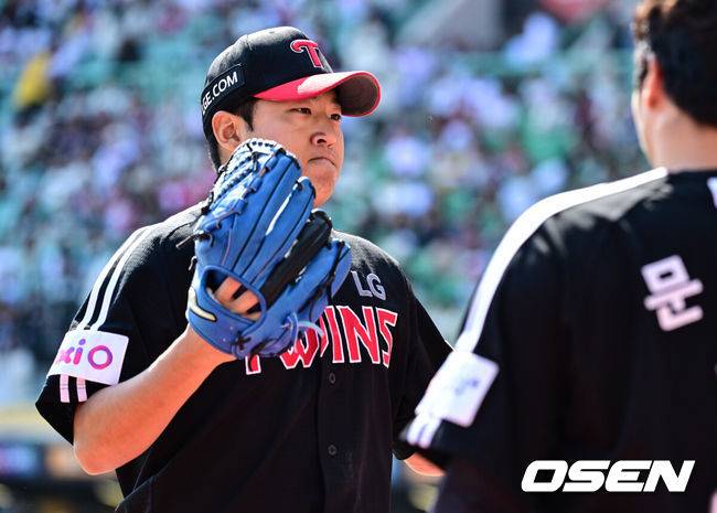 [OSEN=인천, 조은정 기자]25일 인천 SSG랜더스필드에서 2025 신한 SOL Bank KBO리그 SSG 랜더스와 LG 트윈스의 경기가 열렸다.SSG은 전영준을 LG는 송승기를 선발투수로 내세웠다.5회말 이닝을 마친 송승기가 더그아웃으로 향하고 있다. 2025.05.25 /cej@osen.co.kr