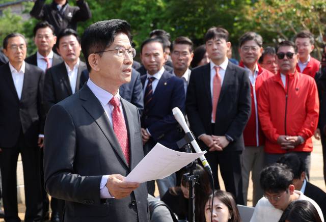 ▲국민의힘 김문수 대선 후보가 25일 충북 옥천군 육영수 여사 생가를 방문한 뒤 취재진 앞에서 현안 관련 입장 발표를 하고 있다. ⓒ연합뉴스