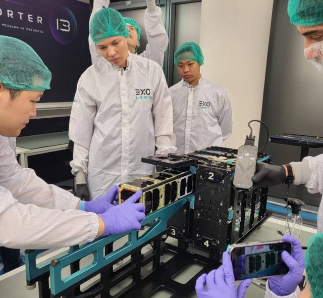 ▲진주샛-1B 독일 엑소런치 최종점검 모습. ⓒ진주시