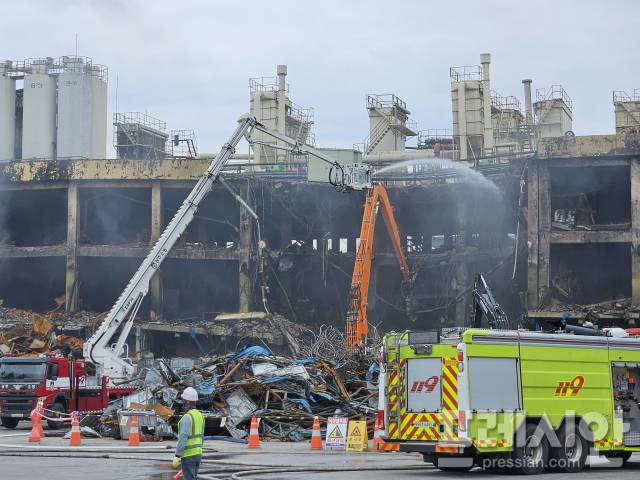 ▲22일 광주 광산구 소촌동 금호타이어 광주공장 현장에서 중장비로 제2공장 화재발생현장 쪽으로 철거가 진행 중이다.2025.05.22ⓒ프레시안(김보현)