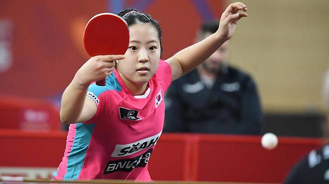 세계탁구선수권 여자단식 경기를 벌이는 신유빈