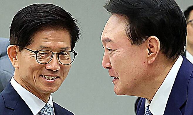 윤석열 대통령이 2024년 8월30일 김문수 고용노동부 장관에게 임명장을 수여하는 모습. 뉴시스