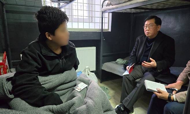 지난 3월 우크라이나를 방문한 국민의힘 유용원 의원이 우크라이나군에 생포된 북한군 포로를 면담하고 있다.&nbsp;유용원 의원실 제공