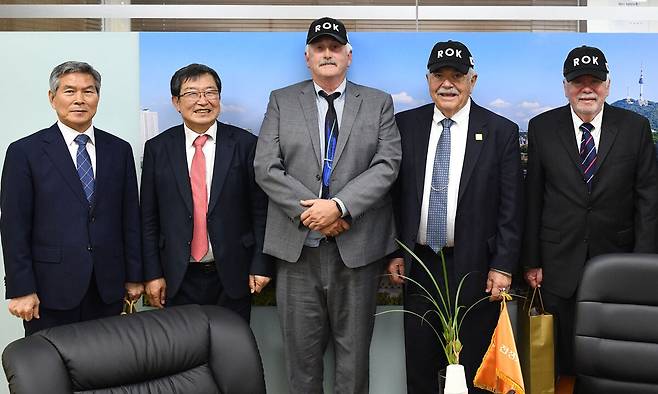 23일 서울 용산 전쟁기념관을 방문한 딘 헤스 미 공군 대령의 세 아들이&nbsp;기념촬영을 하고 있다. 왼쪽부터 공군참모총장 출신인 정경두 전 국방부 장관, 백승주 전쟁기념사업회장,&nbsp;로날드 헤스, 에드워드 헤스, 로렌스 헤스. 전쟁기념사업회 제공