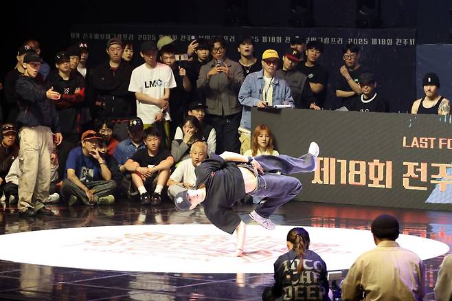 24일 전북 전주 전북대학교 삼성문화회관에서 열린 ‘제18회 전주 비보이 그랑프리’에서 현란한 춤을 선보이고 있는 비보이. 전주시 제공