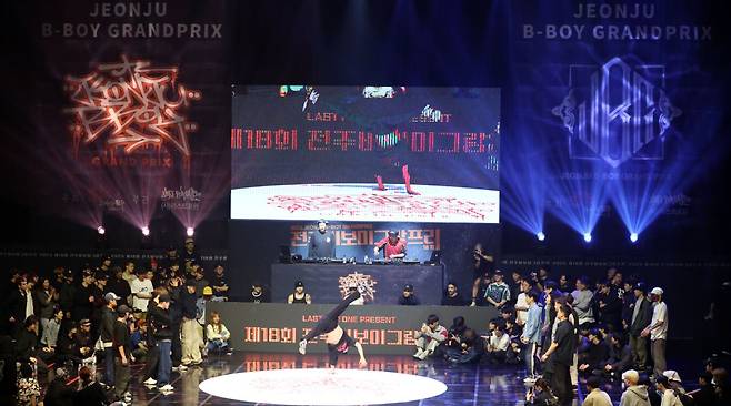24일 전북 전주 전북대학교 삼성문화회관에서 열린 ‘제18회 전주 비보이 그랑프리’ 경연 모습. 전주시 제공
