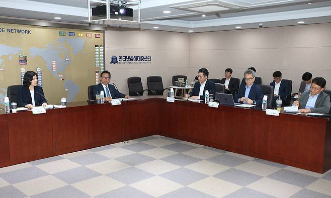 이진숙 방송통신위원회 위원장(왼쪽)이 지난 21일 한국인터넷진흥원(KISA) 서울청사에서 열린 'SKT 사이버 침해사고 관련 이동통신 3사 점검회의'에서 인사말을 하고 있다. 방송통신위원회 제공