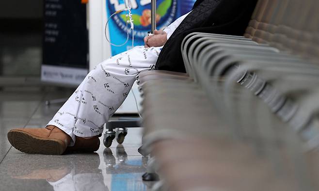 서울 시내의 한 대학병원에서 한 환자가 의자에 앉아있다. 뉴시스