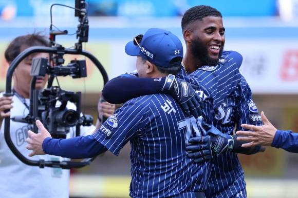 삼성 라이온즈 르윈 디아즈가 25일 대구 삼성라이온즈파크에서 열린 2025 KBO리그 정규시즌 KIA 타이거즈와의 홈 경기에서 끝내기 홈런을 친 뒤 박진만 감독과 기뻐하고 있다. 삼성 라이온즈 제공