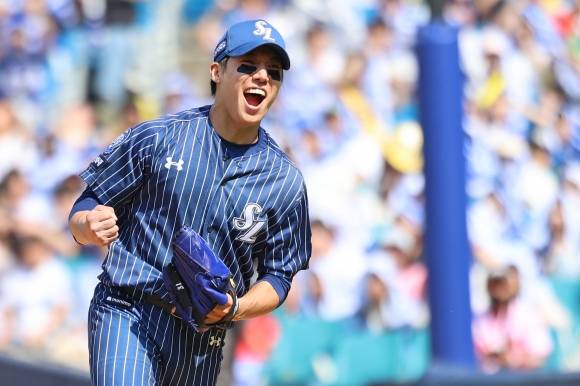 삼성 라이온즈 원태인이 25일 대구 삼성라이온즈파크에서 열린 2025 KBO리그 정규시즌 KIA 타이거즈와의 홈 경기에서 5회 수비를 마친 뒤 기뻐하고 있다. 삼성 라이온즈 제공