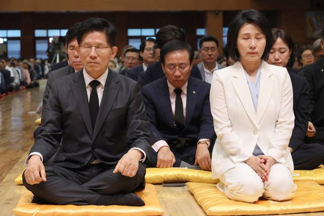 김문수 국민의힘 대선 후보와 더불어민주당 이재명 대선 후보의 배우자 김혜경 여사가 24일 충북 단양군 구인사에서 열린 상월원각대조사 제51주기 열반대재에 참석해 있다. 연합뉴스