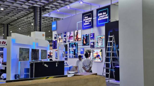 인텔 관계자들이 18일 대만 타이베이 난강 전시관에서 열릴 ‘컴퓨텍스 2025’ 전시장에서 막바지 준비 작업을 하고 있다. 타이베이=허진 기자