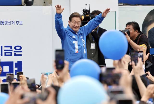 이재명 더불어민주당 대선 후보가 24일 경기 시흥시 배곧아브뉴프랑센트럴광장에서 지지를 호소하고 있다. 시흥=오승현 기자 2025.05.24