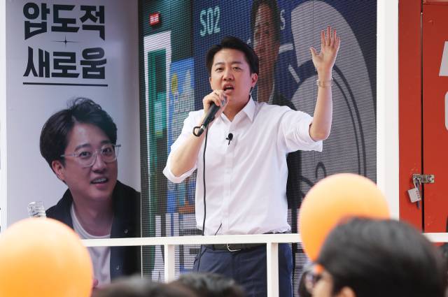 이준석 개혁신당 대선 후보가 24일 경기도 수원시 팔달구 수원역 로데오거리에서 지지를 호소하고 있다. 연합뉴스