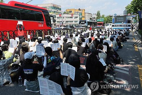 동덕여대 남녀공학 전환 논의에 반발해 교내 점거 농성을 벌인 학생들에 대한 수사 중단 촉구 집회에서 참가자들이 구호를 외치고 있다. 연합뉴스