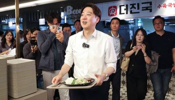 이준석 개혁신당 대통령 후보가 5월 13일 대구 북구 경북대를 찾아 학생들과 점심 식사를 하기 위해 자리로 향하고 있다. 뉴스1