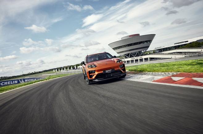 독일 라이프치히 포르쉐 익스피어리언스센터 서킷을 질주하고 있는 2025 마칸 전기. 사진 제공 ｜포르쉐 코리아