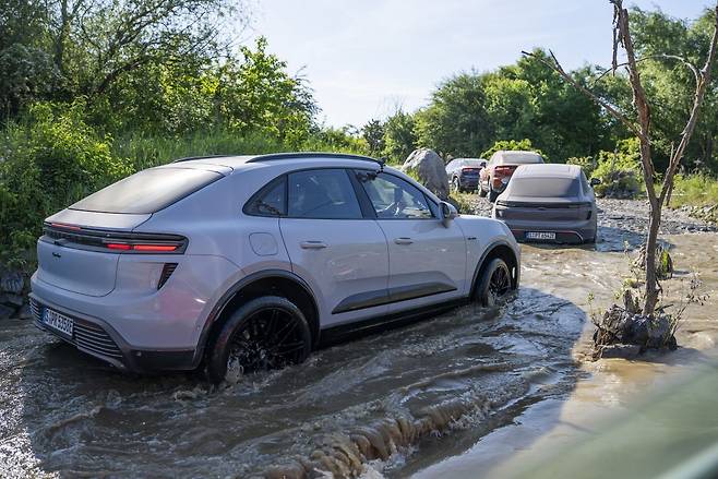 오프로드 수로 코스를 주행하고 있는 마칸  EV.  사진제공 ｜포르쉐 코리아
