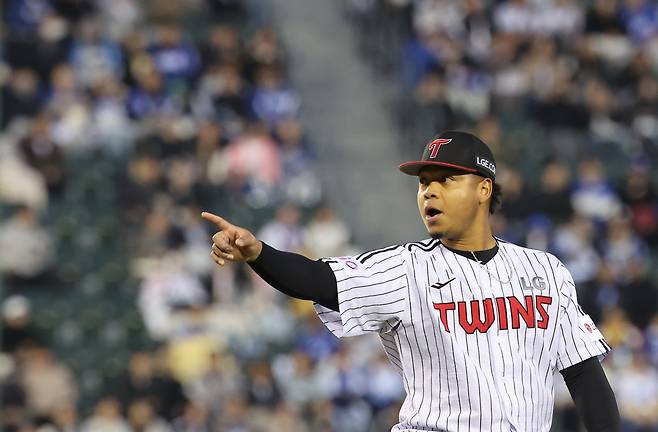 15일 서울 잠실야구장에서 열린 프로야구 삼성 라이온즈와 LG 트윈스의 경기. 3이닝을 무실점 호투로 마친 LG 에르난데스가 기뻐하고 있다. 연합뉴스