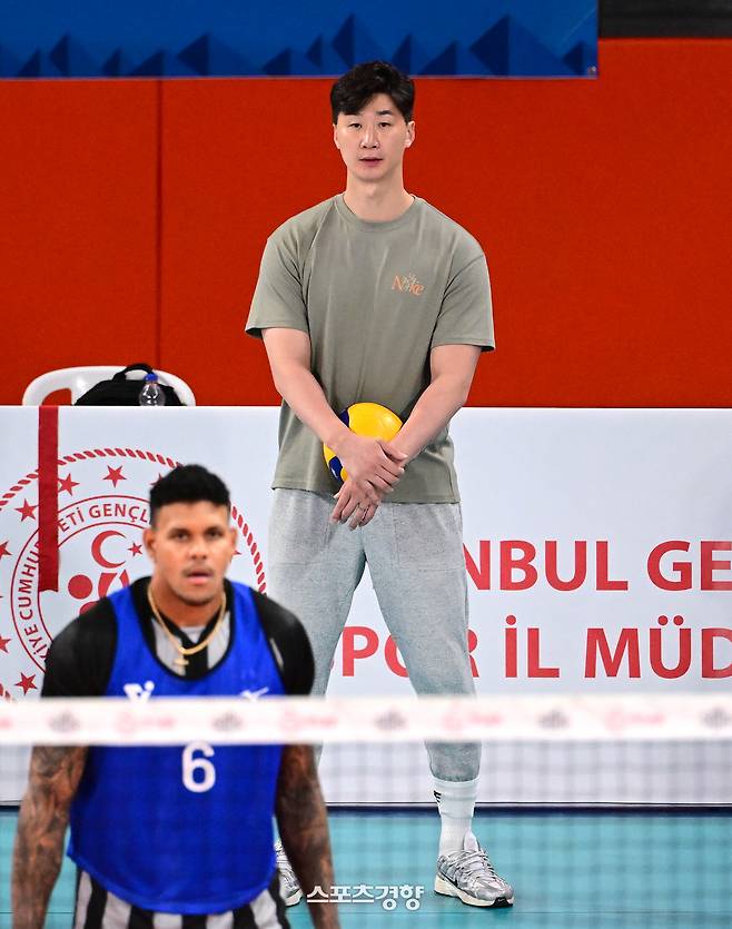 박철우 우리카드 코치가 튀르키예 이스탄불에서 진행된 2025 외국인 선수 트라이아웃에서 참가 선수들의 플레이를 보고 있다. KOVO 제공