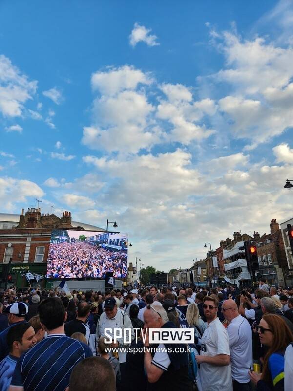 ▲ 토트넘 홋스퍼의 유로파리그 우승 버스 행진.