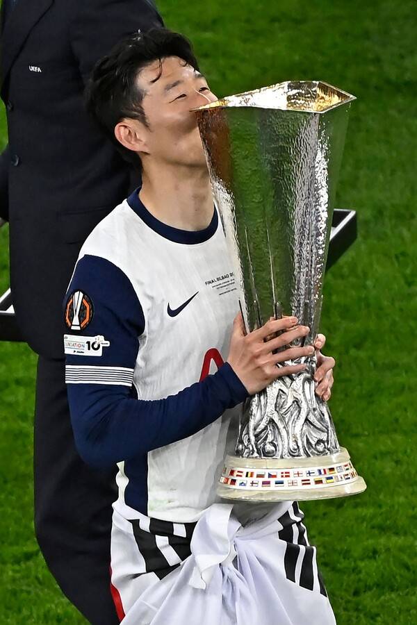 ▲ 유로파리그 우승 행진에서 우승컵을 들고 좋아하는 토트넘 홋스퍼 주장 손흥민. ⓒ연합뉴스/AFP