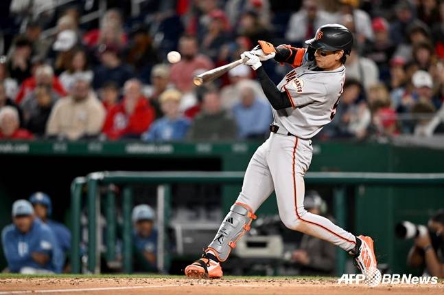 이정후가 8회 높은 속구를 잡아당겨 안타를 만들어내고 있다. /AFPBBNews=뉴스1