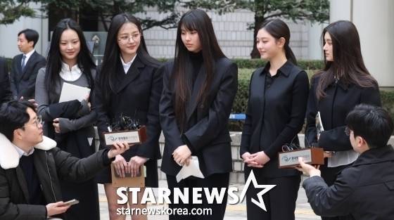 [서울=뉴시스] 추상철 기자 = 그룹 뉴진스(NJZ 하니, 민지, 혜인, 해린, 다니엘)가 7일 오후 서울 서초구 서울중앙지방법원에서 열린 '어도어, 뉴진스 상대 기획사 지위보전 및 광고계약 체결 등 금지 가처분' 심문기일을 마친 후 취재진의 질문에 답변하고 있다. 2025.03.07. scchoo@newsis.com /사진=추상철