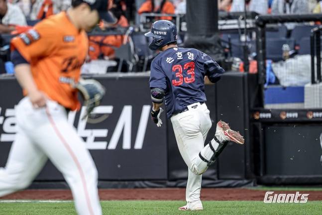 롯데 손호영이 24일 대전 한화전 연장 10회초 1사 2, 3루서 중전 2타점 적시타를 치고 세리머니를 하고 있다. /사진=롯데 자이언츠 제공