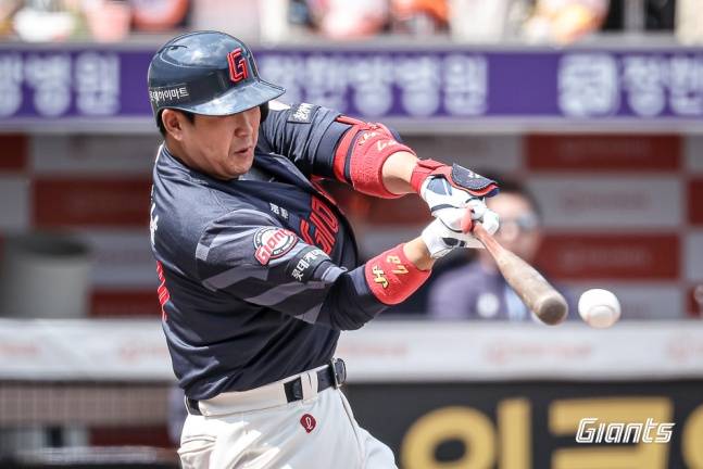 롯데 유강남이 25일 대전 한화에서 안타를 치고 있다. /사진=롯데 자이언츠 제공