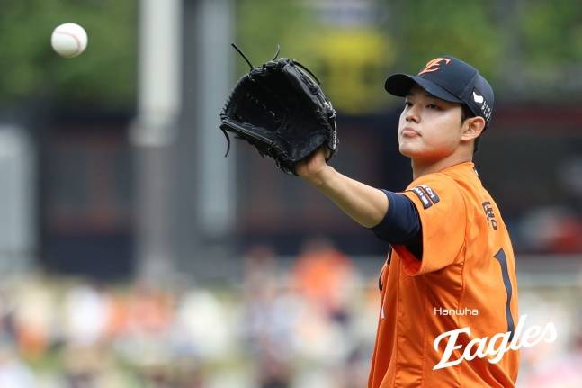 한화 문동주가 25일 대전 롯데전에서 공을 받고 있다. /사진=한화 이글스 제공