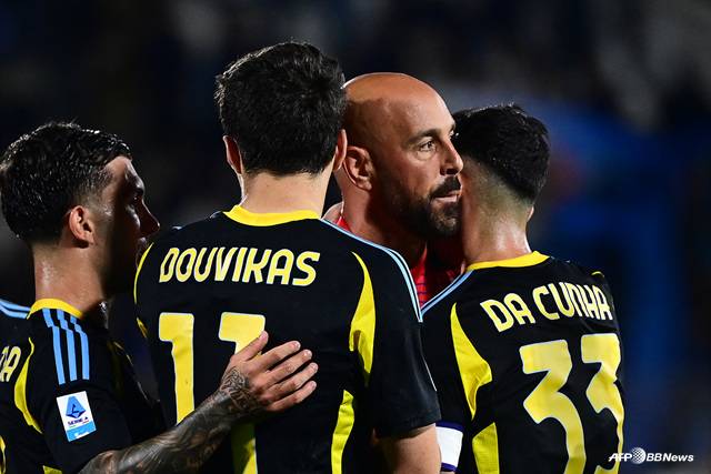 코모 선수들이 은퇴 경기에서 은퇴 당한 페페 레이나(가운데)를 위로하고 있다. /AFPBBNews=뉴스1